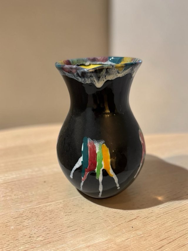 Jarra vintage de cerámica negra esmaltada multicol