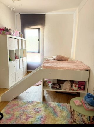 Cama alta con tobogán y cajones