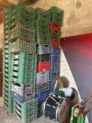 Cajas de madera y plástico para frutas y escalera