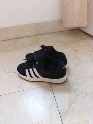 Zapatillas Adidas Negras con Rayas Blancas