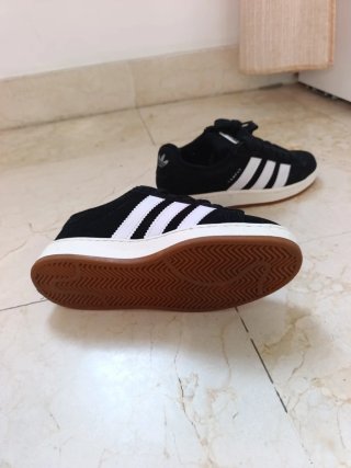Zapatillas Adidas Negras con Rayas Blancas