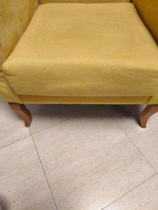 Sillón orejero amarillo de tela