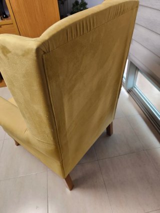 Sillón orejero amarillo de tela