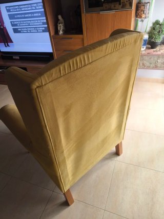 Sillón orejero amarillo de tela