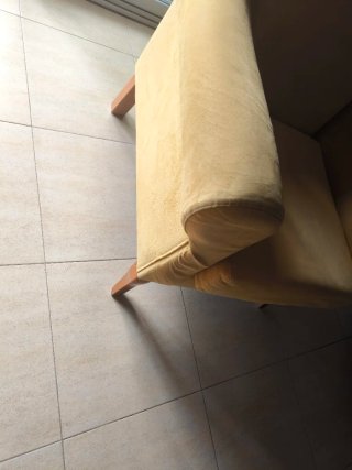 Sillón orejero amarillo de tela