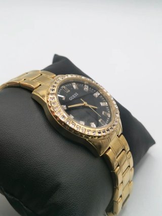 Reloj Guess Dorado con Bisel de Cristales