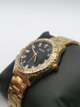 Reloj Guess Dorado con Bisel de Cristales