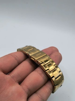 Reloj Guess Dorado con Bisel de Cristales