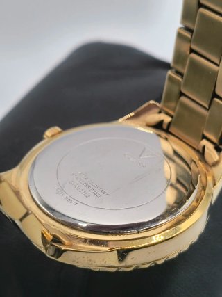 Reloj Guess Dorado con Bisel de Cristales