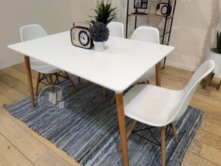 Mesa con 4 sillas nuevas de fábrica