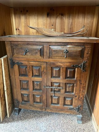 Mueble de madera con puertas y cajones