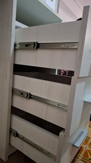 Escritorio blanco con tres cajones con corredera.