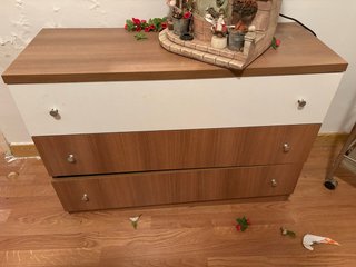 Cómoda de madera y plástico