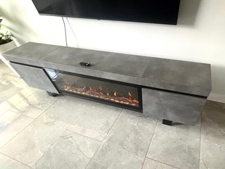 Elegante Mueble con chimenea decorativa