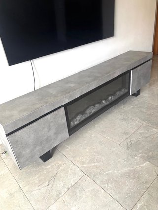 Elegante Mueble con chimenea decorativa