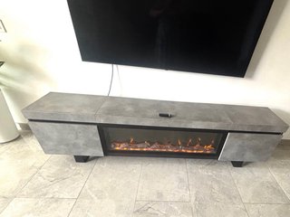 Elegante Mueble con chimenea decorativa