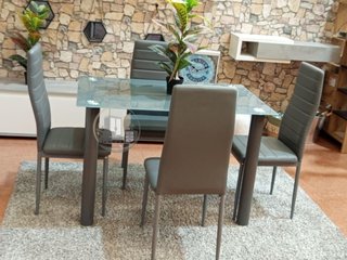 Mesa de comedor con 4 sillas en color gris.