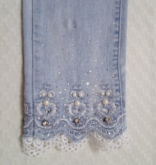 Pantalón vaquero largo con pedrería
