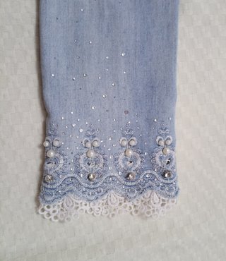 Pantalón vaquero largo con pedrería