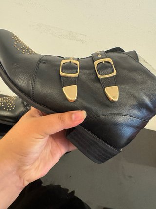 Botines miMao Piel Negros con Tachuelas y Hebillas