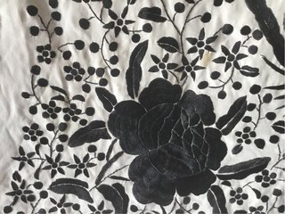 Manton Manila Bordado Negro Blanco