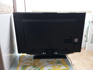 Televisión plana negra 77 x 47 cm. 35 pulgadas