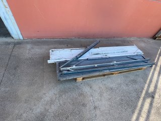 Lote de 2 rejas extensibles metálicas