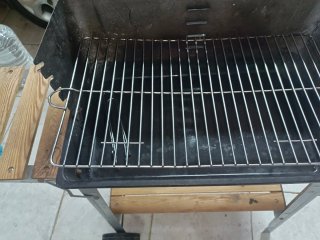 Barbacoa de metal y madera