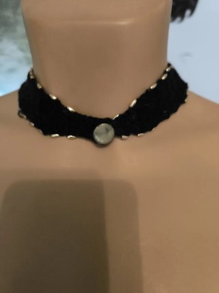 Collar negro con abalorios brillantes