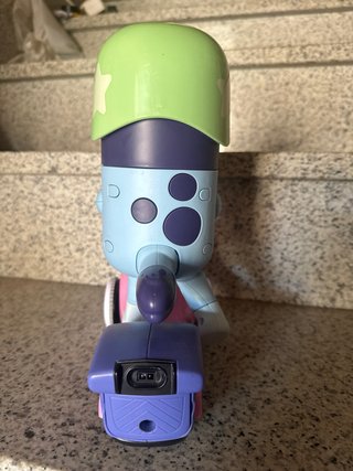 Juguete Bluey con patinete