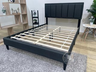 Cama moderna con cabecero acolchado, resistente