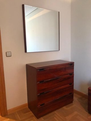 Dormitorio: cabecero, Mesillas,  Cómoda y espejo
