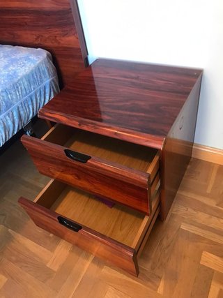 Dormitorio: cabecero, Mesillas,  Cómoda y espejo