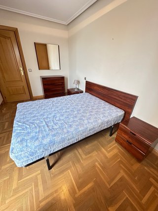 Dormitorio: cabecero, Mesillas,  Cómoda y espejo