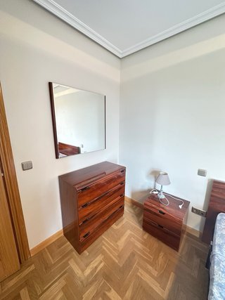 Dormitorio: cabecero, Mesillas,  Cómoda y espejo