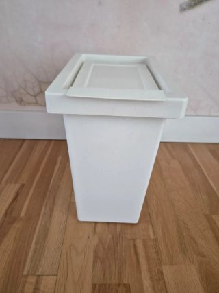 Cubo basura plástico blanco con tapa