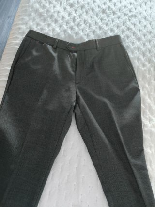 Traje de caballero El Ganso gris y rojo