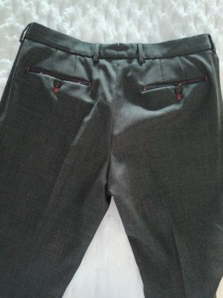 Traje de caballero El Ganso gris y rojo