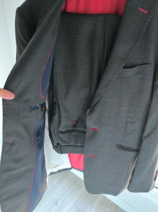 Traje de caballero El Ganso gris y rojo