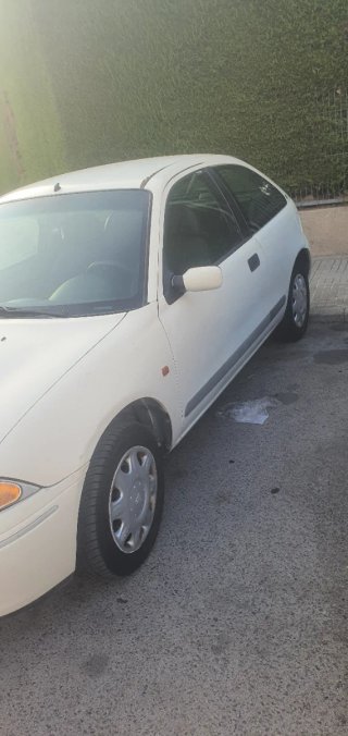 Coche blanco B 9083 WD
