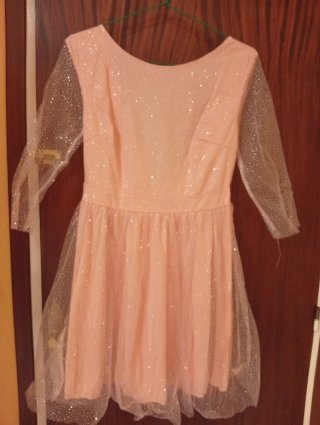 Vestido rosa con brillos y mangas de tul