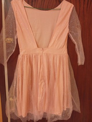 Vestido rosa con brillos y mangas de tul