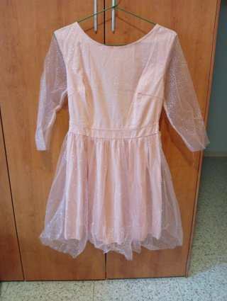 Vestido rosa con brillos y mangas de tul