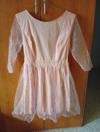Vestido rosa con brillos y mangas de tul