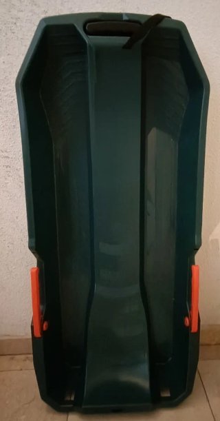 Trineo verde con asas naranjas
