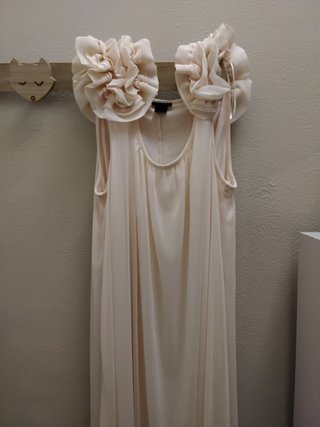 Vestido largo beige con flores