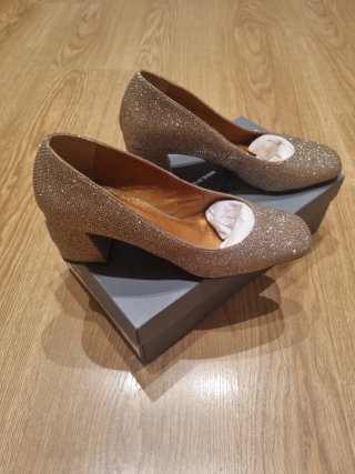 Zapatos tacón bajo dorados brillantes. PIEL