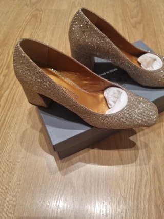 Zapatos tacón bajo dorados brillantes. PIEL