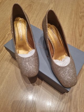 Zapatos tacón bajo dorados brillantes. PIEL