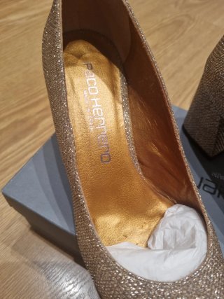 Zapatos tacón bajo dorados brillantes. PIEL